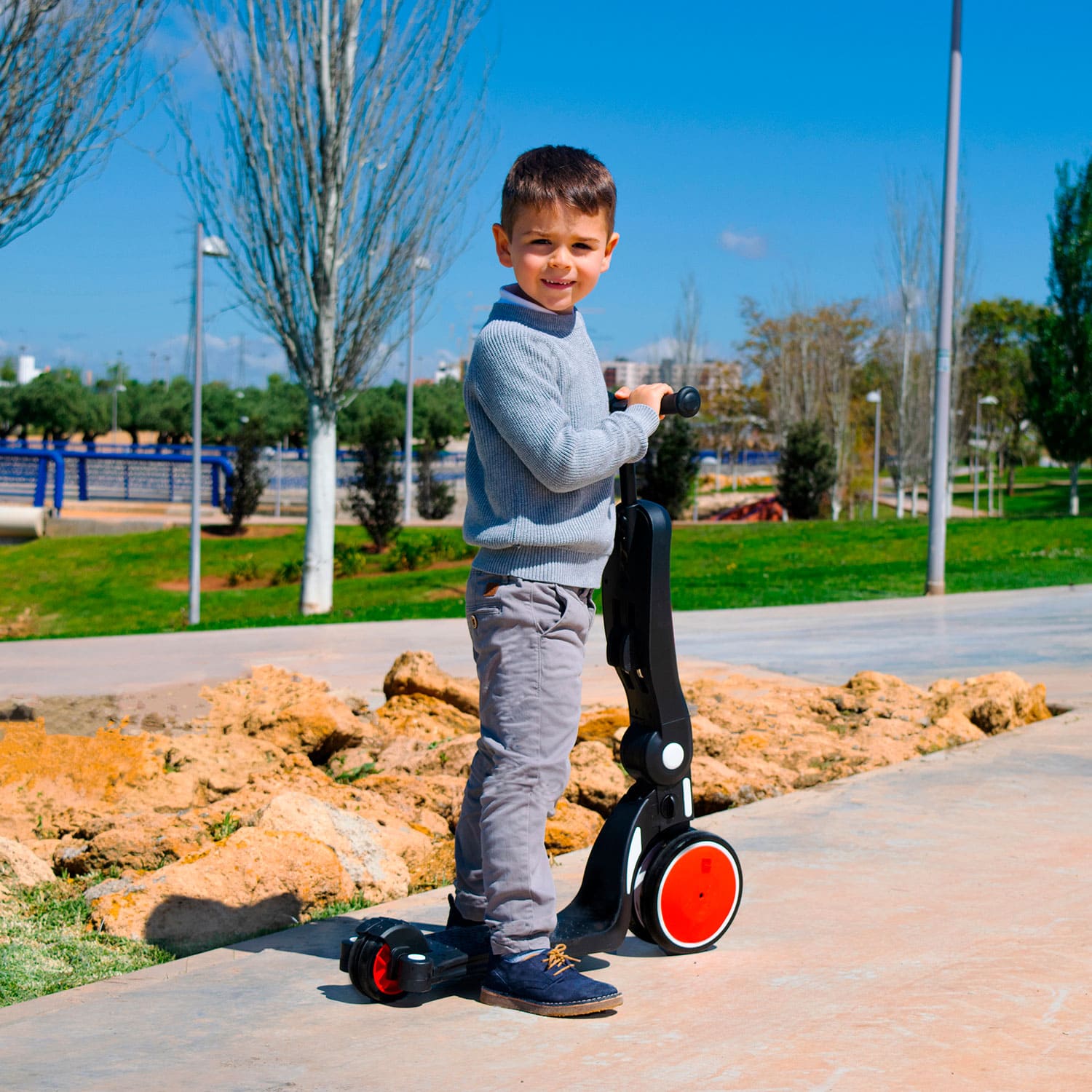 Niño en el triciclo-patinete Ride and roll en modo patinete